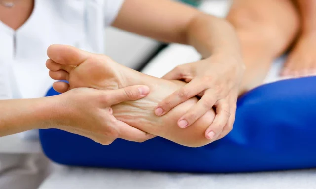 how_shockwave_therapy_helps_treat_plantar_fasciiti_32542578_featured